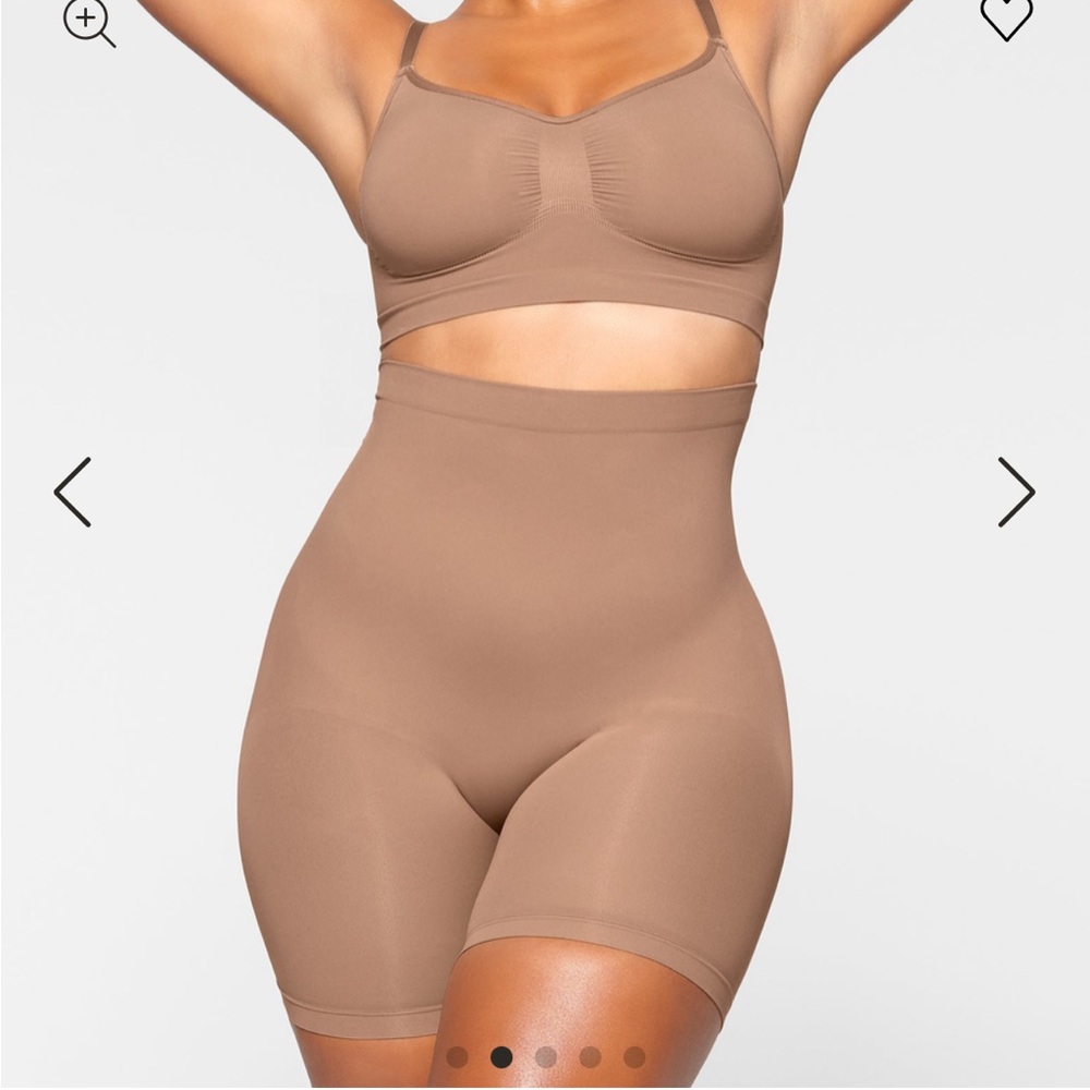 SKIMS SCULPTING MID THIGH SHORT